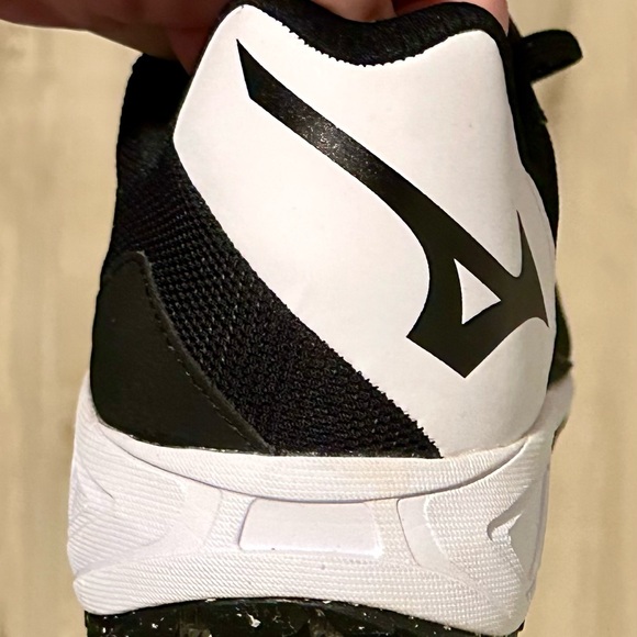 Mizuno Women’s Turf Softball Cleats. Size 12 - Picture 5 of 6